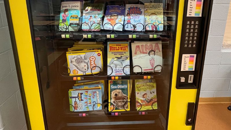 美國小學的書籍販賣機，讓孩子充滿期待、熱烈討論，也帶動了閱讀風氣。取自Edutopia