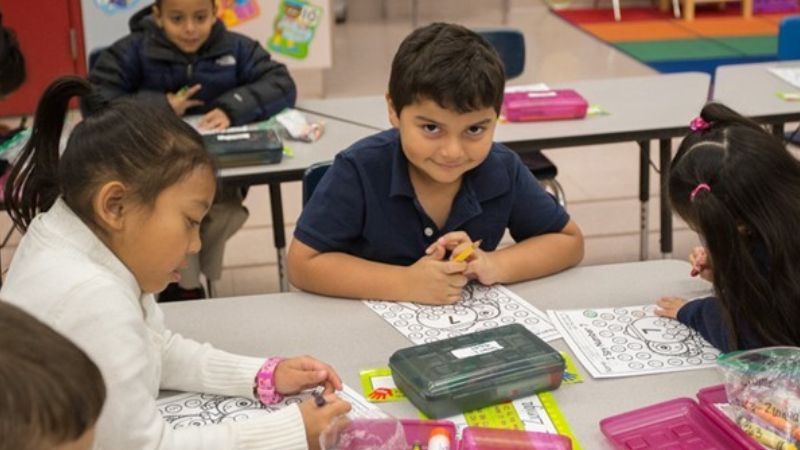 美國麻州的里維爾（Revere）學區孩子正在課堂學習中。截自哈佛教育學院網站
