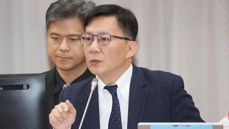 立法院教育及文化委員會今天（7日）審查「偏遠地區學校教育發展條例部分條文修正草案」等案，教育部次長張廖萬堅（右）出席備質詢。聯合報記者林伯東／攝影