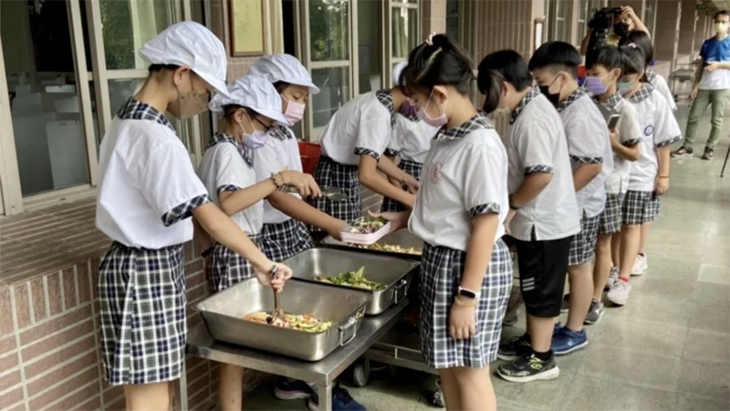 台南永康國小執行政府「學生吃石斑」，今天推出第一餐。永康國小提供