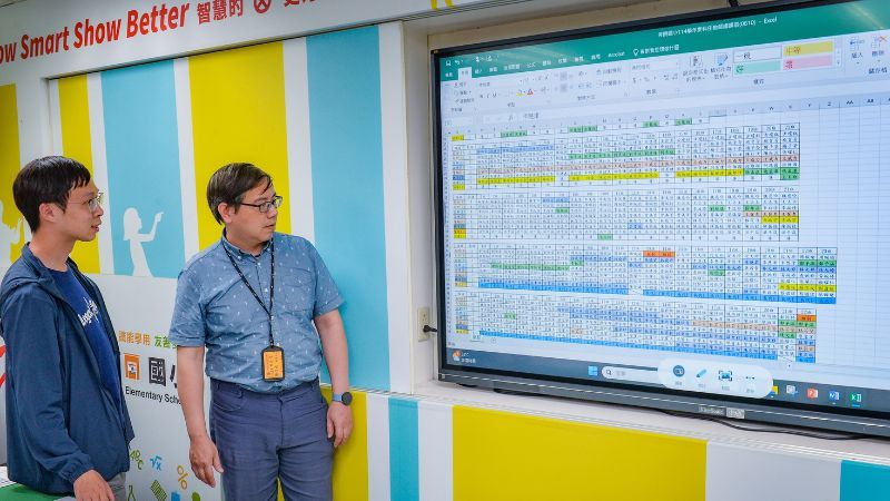 暑假是校園行政頭痛時刻，攤開全校教師授課表出現色塊，代表不同身分的老師與時數。黃建賓攝