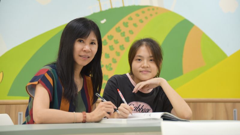 原本任教於森林科的黃儀婷（左），轉任輔導老師，陪學生挺過風雨，看見自己的價值。