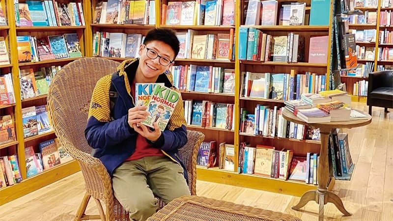 王善在暑假期間會閱讀英文雜誌或小說，更報考英語檢定，證明個人能力。（照片提供／王善）