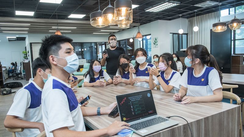 台北市陽明高中連兩年開設雙語實驗班，隸屬財經班群，並聘外師 David 協助備課、帶學生練會話。許育愷攝