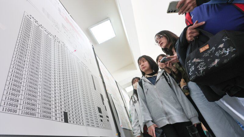 昨日開放看考場，許多學生與家長都嚴陣以待。楊煥世攝