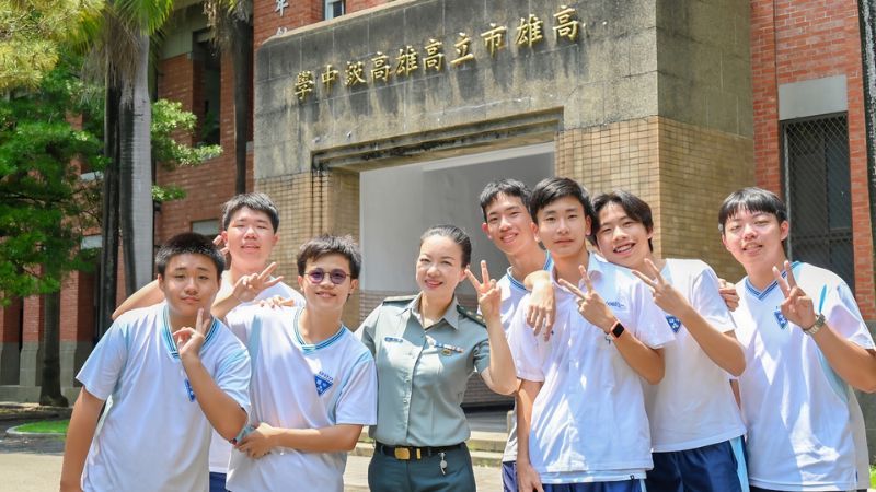 胡中中教官深耕全民國防教育教學及學生生活輔導，深受學生喜愛及學校肯定。教育部提供