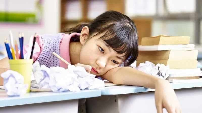 當孩子課業壓力逐漸繁重，帶領孩子透過撰寫「作息表」定錨作息，並善用零碎時間，取捨生活中的瑣事。圖片來源：Shutterstock