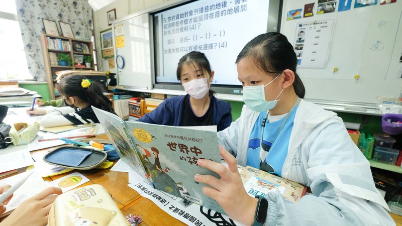 全台僅17％中小學有閱讀推動教師。學生閱讀示意圖。楊煥世攝