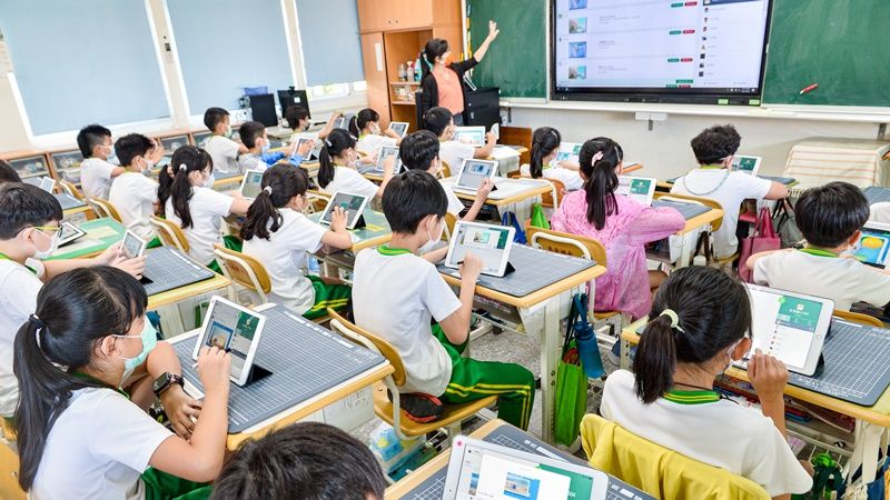 教育部2022年起針對全國中小學全面推動數位學習精進計畫，4年將投入200億元，目標達成「班班有網路、生生用平板」。圖由黃建賓攝。