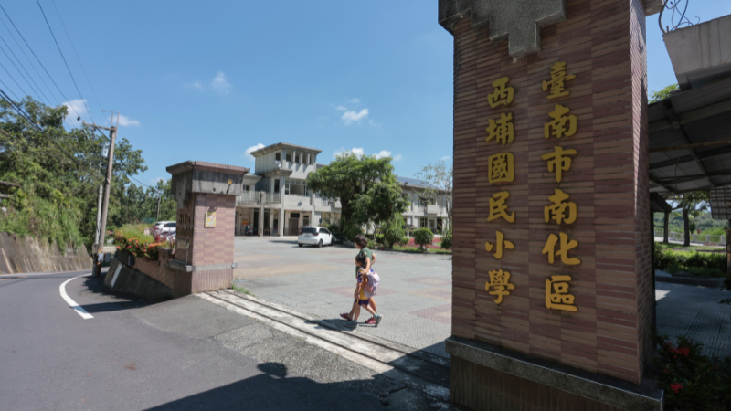 台南市西埔國小114學年併入南化國小。返校這天，學生由交通車載回不再招生的母校。楊煥世攝影