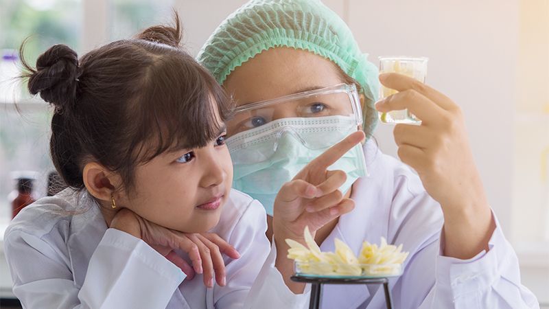 孩子喜歡做實驗、動手嘗試做出不同結果，卻不想知道背後的原理⋯⋯孩子的好奇心為什麼這麼快就不見了。圖片來源：Shutterstock
