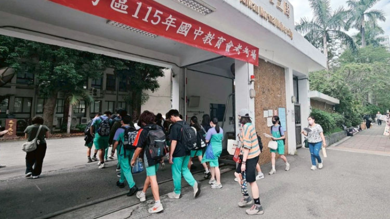 會考第二天英文登場，有考生認為文法題多、有點困難，但也有人認為難易度跟模考差不多。楊煥世攝