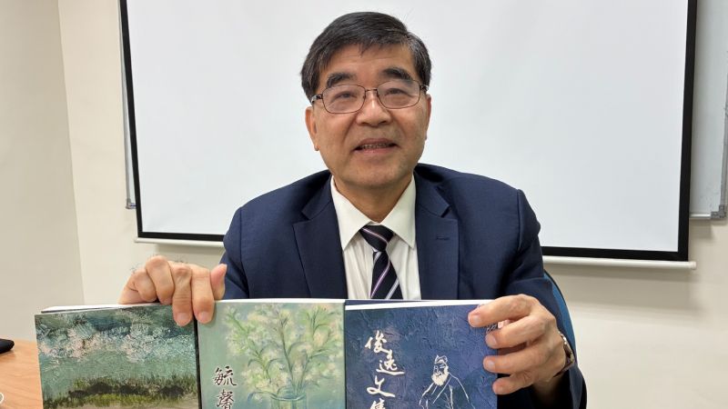 榮獲師鐸獎的楊俊毓教授以文學天賦出版三本著作，均兼具教育及公益精神。（攝影：孫立珍）