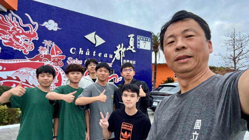 113學年度畢業旅行，楊豪森校長一清早與孩子們在墾丁晨跑。