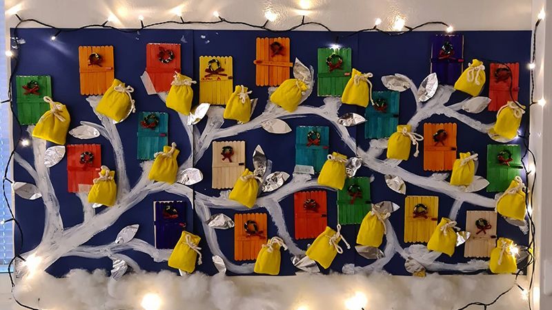 教室布置用棉花、小袋子、燈飾點綴，充滿了溫馨的聖誕節氣氛。圖片提供：芬紛聊天