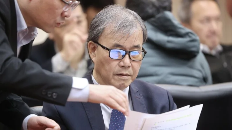 教育部長鄭英耀會前接受媒體聯訪時表示，若教師因案接受調查，但最終責任不歸屬教師，當還予教師清白時，應補發停職期間全薪。聯合報記者林俊良攝影