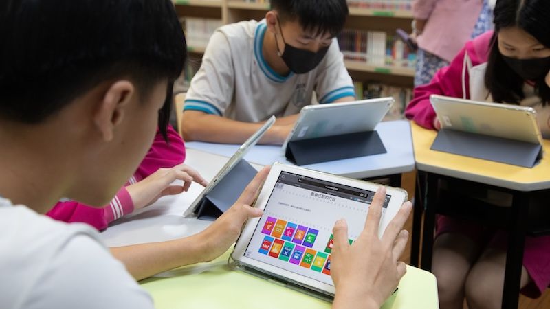 對國中小學生來說，「看書」不只是翻紙本，數位閱讀已是教育現場的顯學。曾千倚攝影