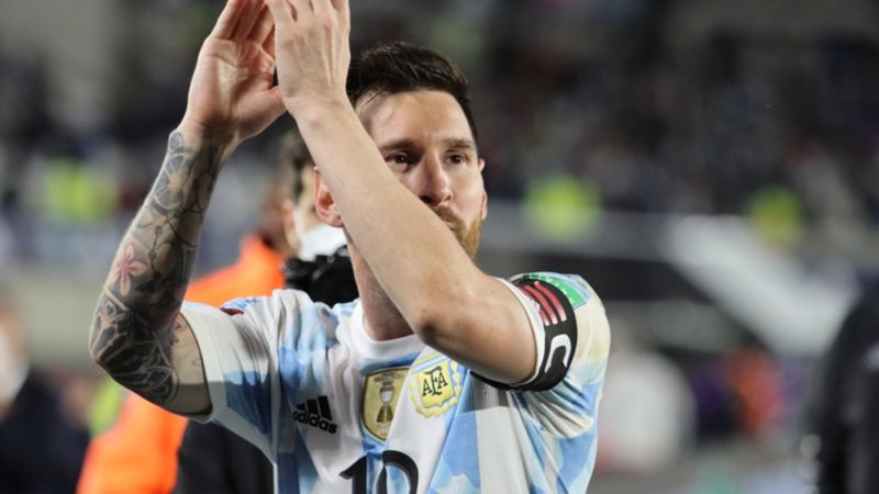 梅西在2021年代表阿根廷出戰烏拉圭時，向全場觀眾拍手致意。Shutterstock