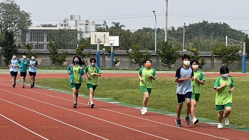疫情下，大崙國中學生們仍戴著口罩，把每天跑步當樂趣。圖片提供：王文妤