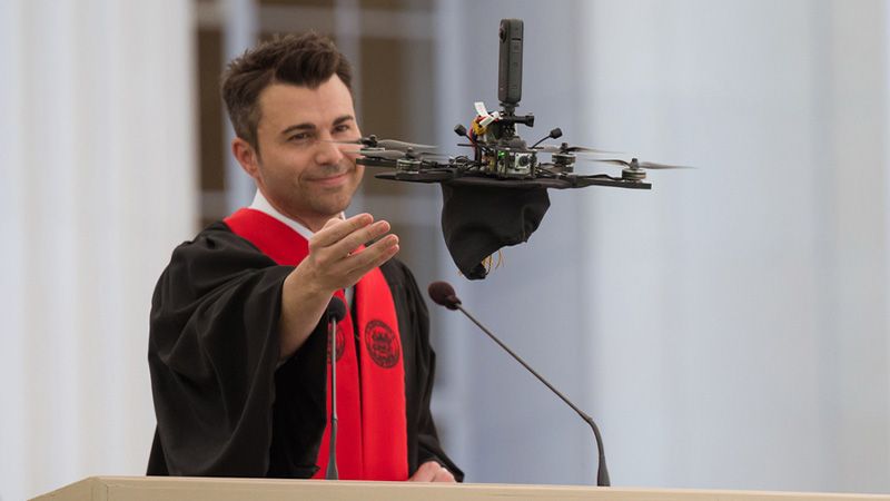 2,420萬粉絲的人氣網紅，在MIT畢業典禮上讓學士帽飛起來。圖片來源：MIT News