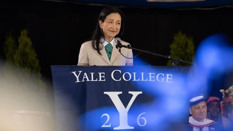 韓裔美籍小說家李珉貞登上耶魯大學畢業典禮演說，分享如何破除時間焦慮。照片來源：耶魯大學官網