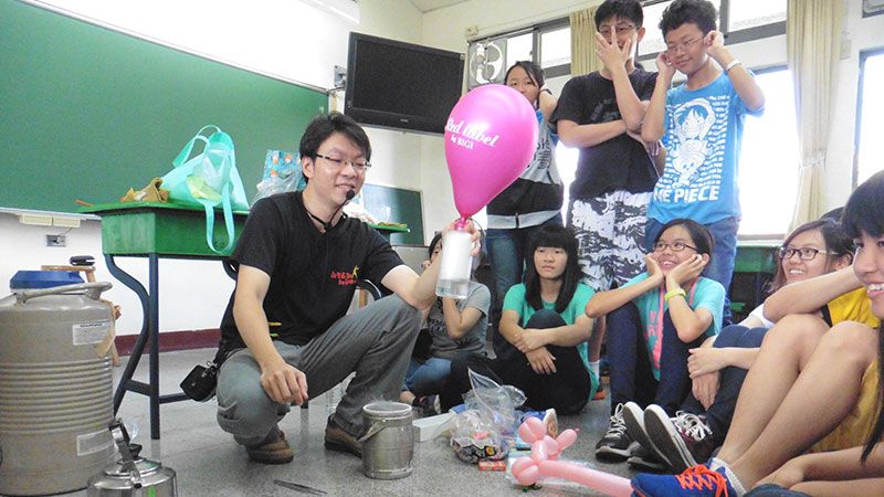 蘇宥誠用汽球和液態氮，在班上帶趣味科學課程。