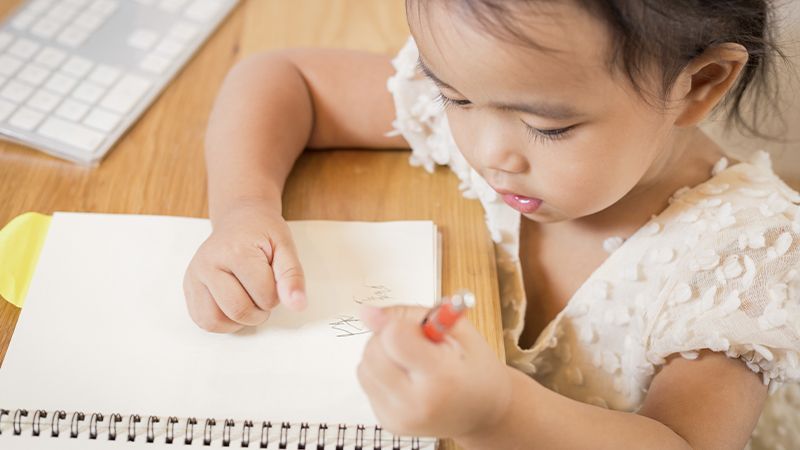 學前幼兒要不要學寫字？讀寫萌發課程該如何拿捏？圖片來源：Shutterstock