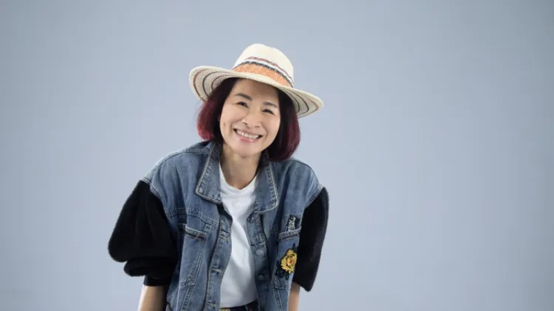 總是華麗登場的溫美玉退休創業，又以57歲高齡到英國留學。曾千倚攝