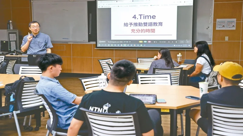 為了解決師資荒，教育部近期預告修法，擬放寬師培課程抵認大學畢業學分。圖為台師大雙語教學實習課程。圖片來源：聯合報系資料照片