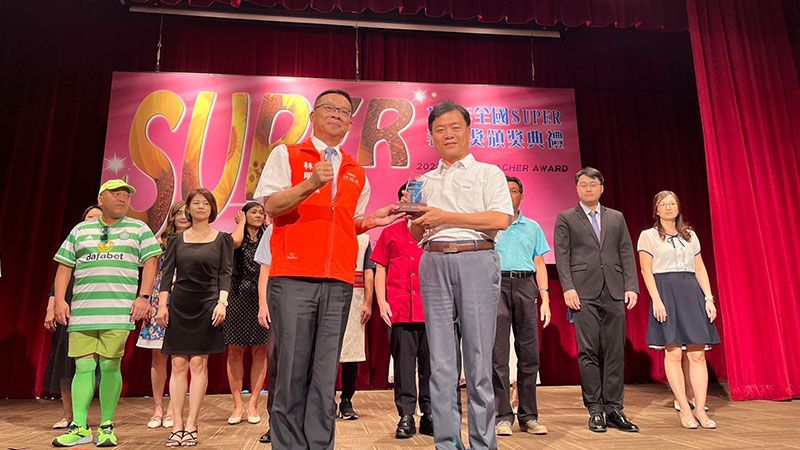 嘉義市宣信國小教師王文志（右）榮獲「112年度全國SUPER教師獎」國小組首獎。