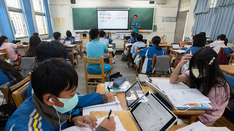 安南國中8年級的數學課，老師用兩種速度上課。前方學生聽老師講解時，後方學生用平板看影片、做習題。圖片來源：黃明堂攝