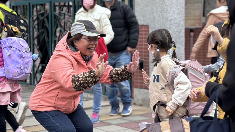 葉瑞珠校長總是在門口和學生們打招呼。