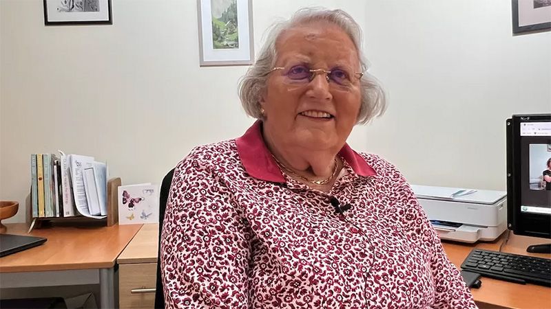 樂教弱勢生閱讀的91歲退休老師：這是我的特權跟禮物。圖片來源：BBC