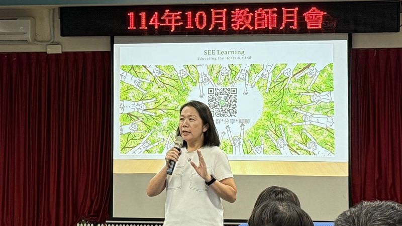 吳興國小校長陳靜宜和全校教師介紹情緒教育的重要性，她也親自帶領教師社群。陳靜宜提供。