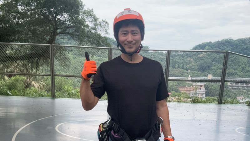基隆安樂高中老師黃乃文常帶著學生到戶外認識課本上的知識。