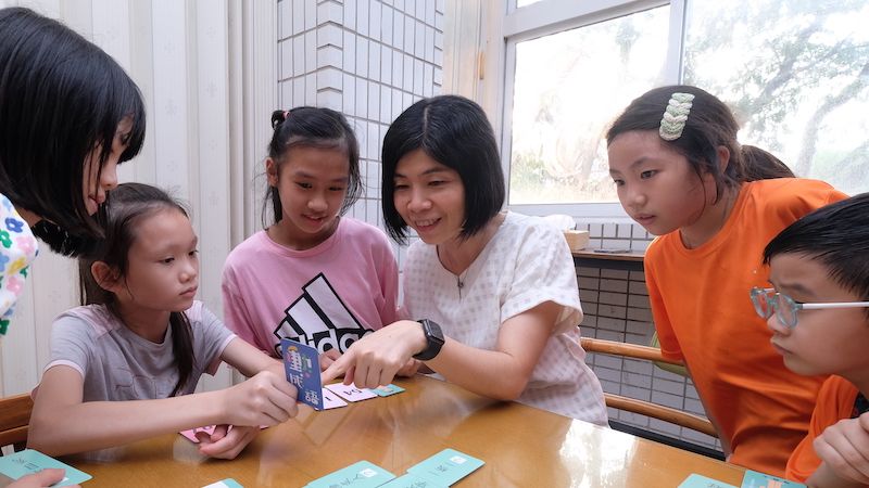 跨域教學！賴秋江老師設計桌遊，遊戲中學成語、玩數學