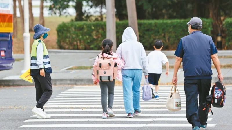 導護老師「肉身護童」險象環生，教團指出，導護老師沒有指揮交通的公權力，不應將交通安全責任轉嫁給教育人員。示意圖，非當事學校。圖片來源：聯合報