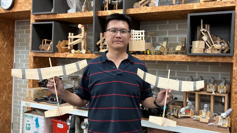 方冠中走出生活科技教育的低谷，榮獲114年師鐸獎，宛如手擲機展翅飛往高峰。（攝影／孫立珍）