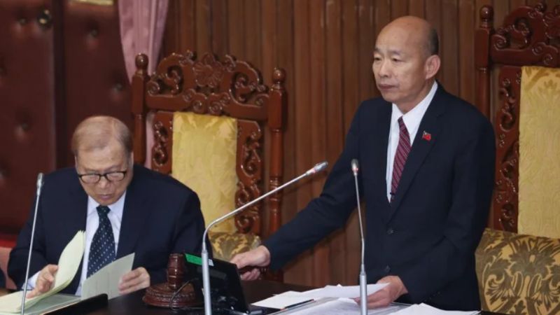 立法院院會通過教師法第25條、第53條，並確定納入冤案補償條款，院長韓國瑜（右）敲槌。聯合報記者葉信菉攝