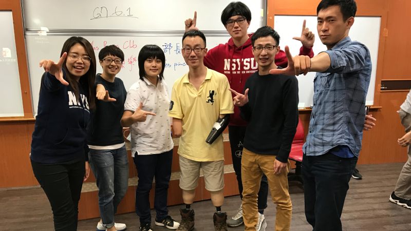 王致遠（中）四肢截肢後，仍重回校園教書，與學生關係融洽。