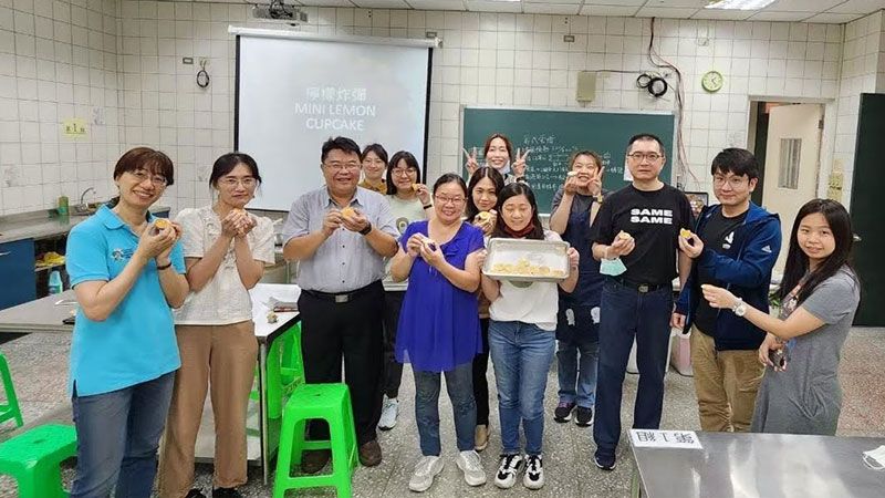 張俊峰（左三）參與鷺江國中「雙語蛋糕」教師研習活動。