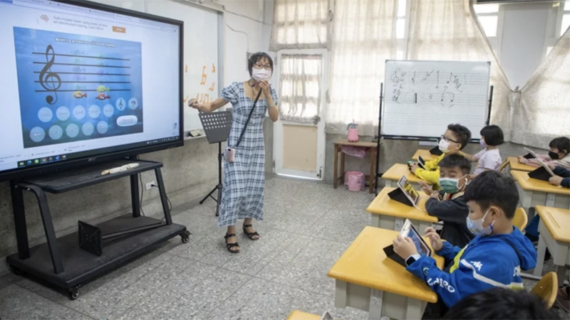 麥寮國小音樂課上學生使用平板，以具互動功能的小遊戲接觸樂理。聯合報記者曾原信攝