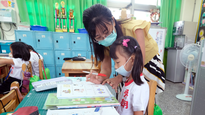 （僅示意圖）教師工作比過去更複雜，除了教學，可能還需處理家長和小孩的各種情緒問題。楊煥世攝