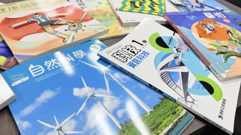 桃園市長張善政今天宣布，自115學年度起全面補助公私立國中、小學教科書費用，預估約19.6萬名學生受惠。聯合報記者朱冠諭攝影
