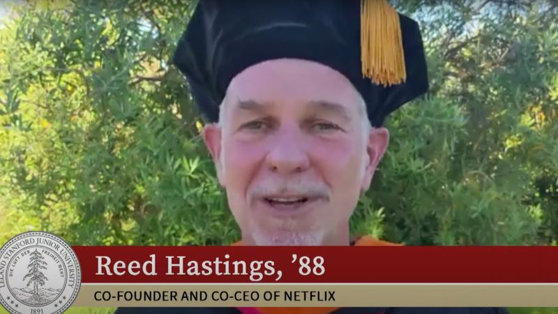 Netflix 創辦人暨執行長海斯汀在史丹佛大學畢業典禮演講 。截自史丹佛 YouTube