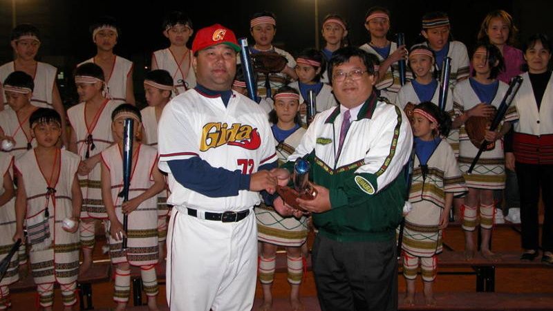 93年3月石磊國小泰雅母語合唱團獲邀參加職棒誠泰太陽隊新竹開幕戰賽前演出合照。