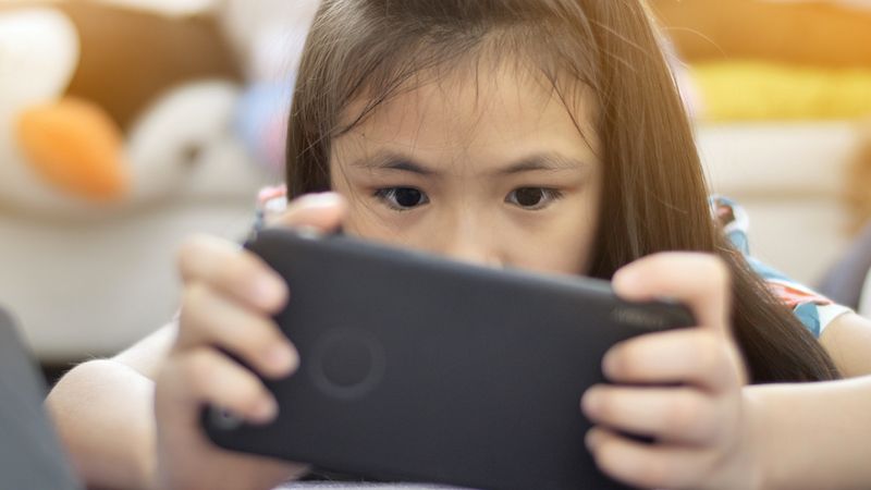 要如何帶孩子善用 3C 產品，讓手機成為孩子學習的神隊友？圖片來源：Shutterstock。