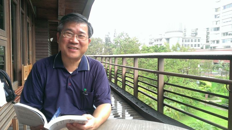 台東女中校長王垠喜愛閱讀，從書中領會許多人生與治校的道理。王垠提供