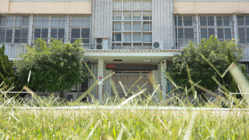 苗栗縣僑文國小114學年停辦，荒廢的校園已經雜草叢生。楊煥世攝影