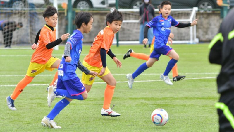 2022年底嵐星盃公益兒童足球邀請賽，小選手們不畏風雨踢球，青春熱血展現無遺。曾荃鈺提供